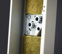 Fabriksmonterade efterjusterbara karmhylsor och färdigisolerad karm underlättar snabbt och säkert montage.